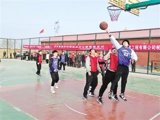 <p>　　滨河家园四村第一届篮球赛，赛场上双方队员激烈比拼。</p>