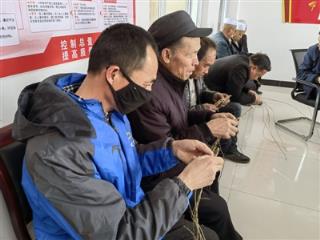 村民在电商服务站学习麻编技艺。本报   张艳丽   摄